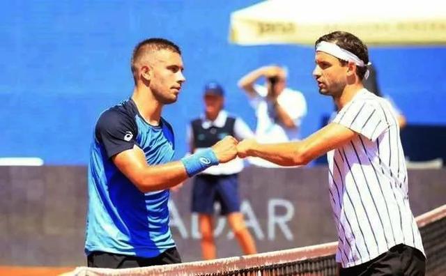 现出任何的 现出任何的